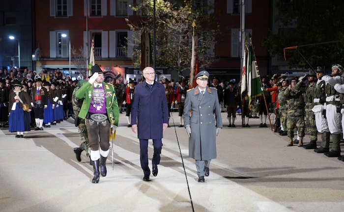 Beim Abschreiten der Front v. li. Landesschützenkommandant Thomas Saurer, LH Anton Mattle und ...