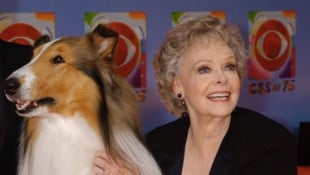 June Lockhart posiert im Jahr 2003 mit Hund Lassie.