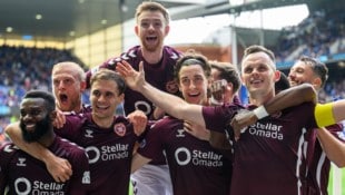 Der Burgenländer Michael Steinwender (3. v.li.) kämpft heute mit Hearts um die schottische ...