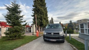 Die Schrankenanlage am Friedhof ist seit Jahren defekt.