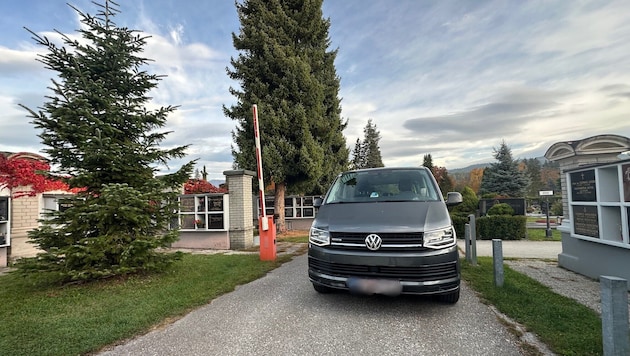 Die Schrankenanlage am Friedhof ist seit Jahren defekt.