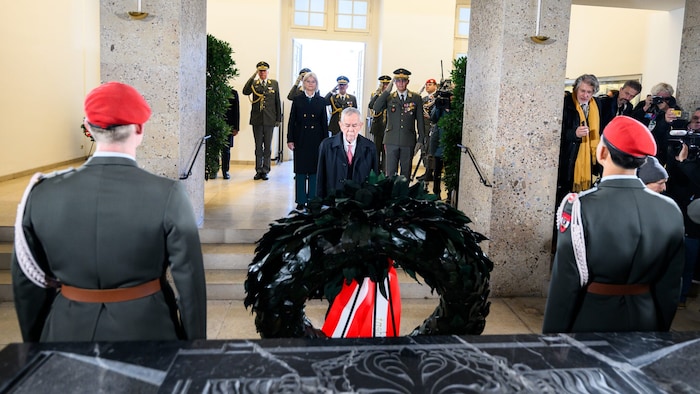 Bundespräsident Alexander Van der Bellen bei der Kranzniederlegung am Nationalfeiertag 2025