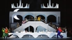 Happy Birthday, Johann Strauss! Robin (li.) und Super Mario im Plattenbau-Ambiente der ...