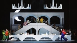 Happy Birthday, Johann Strauss! Robin (li.) und Super Mario im Plattenbau-Ambiente der ...