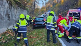 Mit insgesamt sechs Fahrzeugen rückten 30 Einsatzkräfte der HFW Villach und der FF Vassach zum ...