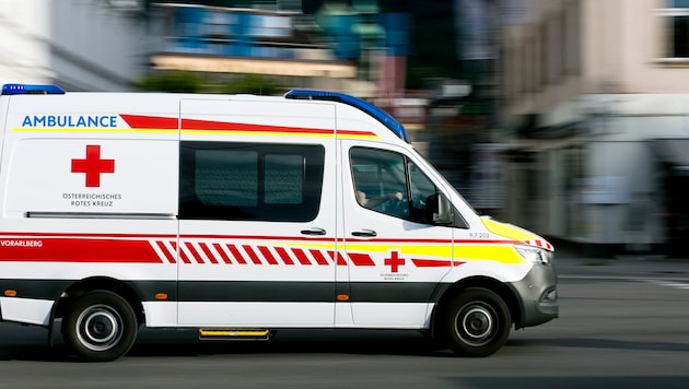 Der Verletzte wurde vom Roten Kreuz ins Spital gebracht.