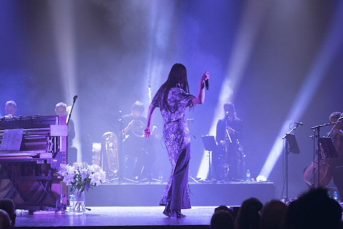 In der zweiten Hälfte stand die Künstlerin inmitten der Bühne und tanzte mit.