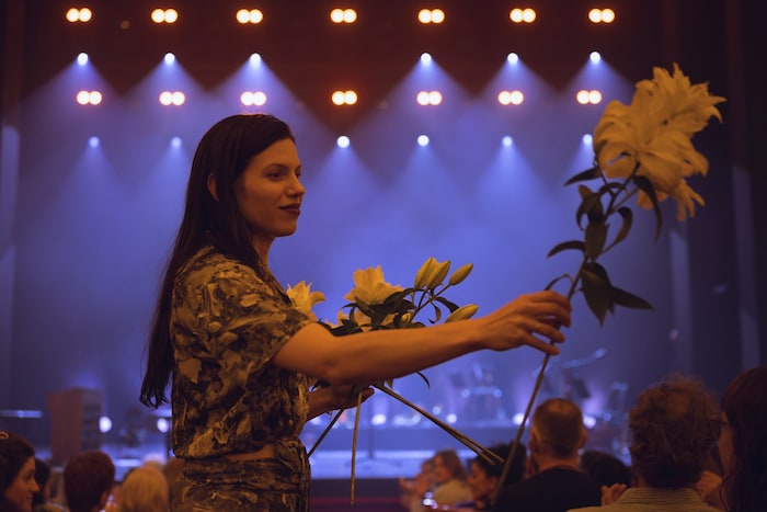 Nach dem Konzert verteilte Anja Plaschg Blumen im Saal.
