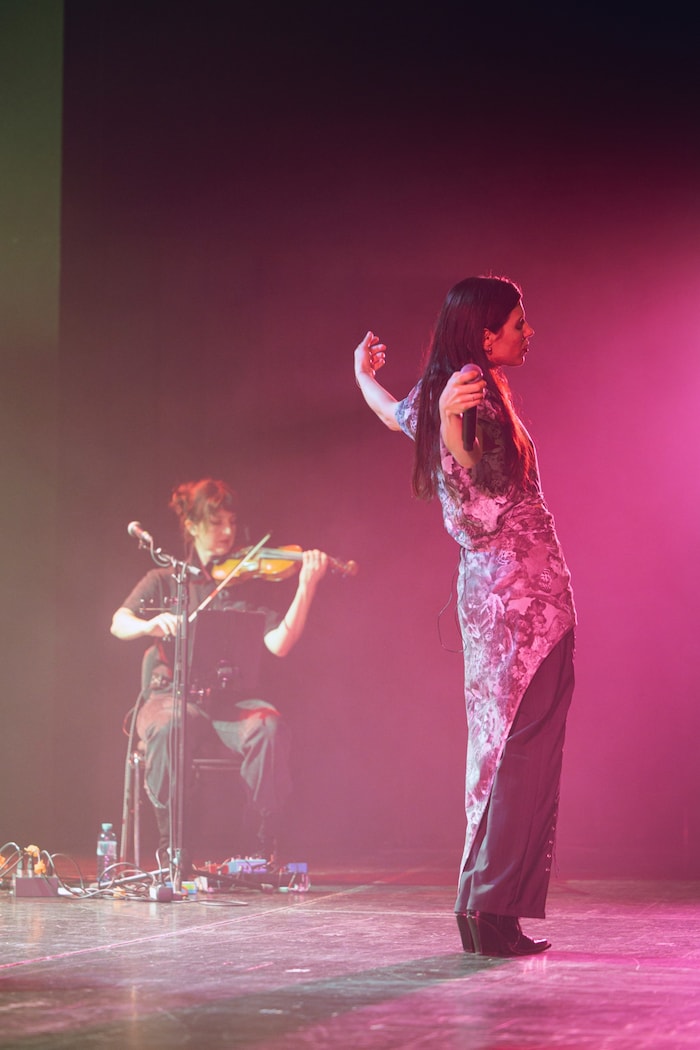 Sie ließ sich von der Musik treiben, verkörperte ihre Kunst.