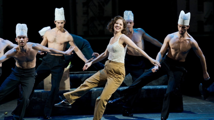 Hildy (Clara Mills-Carzel) tanzt mit halbnackten Köchen.