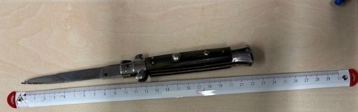 Das Klappmesser des Verdächtigen wurde sichergestellt.