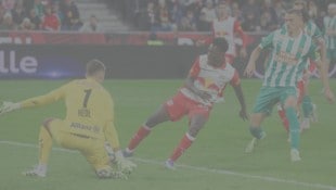 Baidoo (M.) will gegen Rapid (li. Hedl) heute treffen.