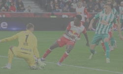 Baidoo (M.) will gegen Rapid (li. Hedl) heute treffen.