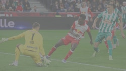 Baidoo (M.) will gegen Rapid (li. Hedl) heute treffen.