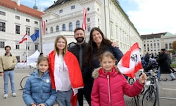 Die Familie Rudholzer aus dem Salzburger Bürmoos ist eigens für den Nationalfeiertag nach Wien ...