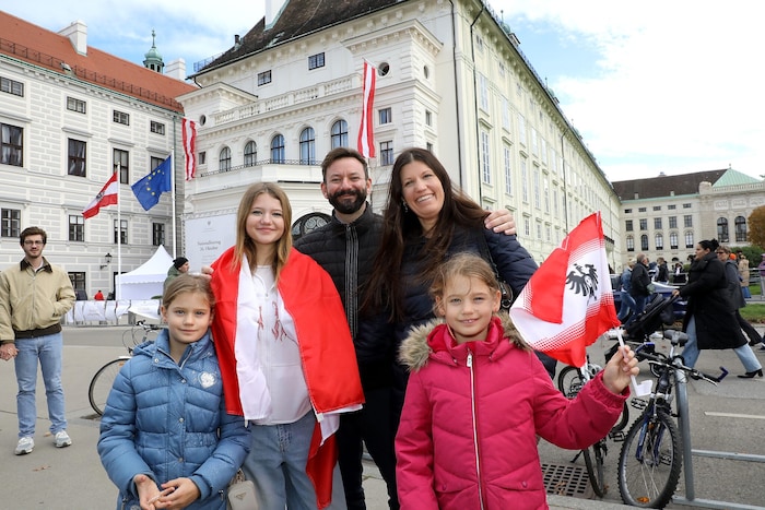 Die Familie Rudholzer aus dem Salzburger Bürmoos ist eigens für den Nationalfeiertag nach Wien ...