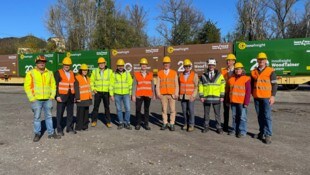 Vertreter aller beteiligten Unternehmen vor dem neuen, in Triest gefertigten InnoWaggon. 