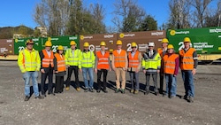 Vertreter aller beteiligten Unternehmen vor dem neuen, in Triest gefertigten InnoWaggon. 