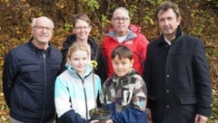 Tauchten mit Kindern in den „Maulbeerbaum“-Wald ein – -Ortschef Fürst, Direktorin Hinterholzer, ...