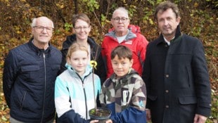 Tauchten mit Kindern in den „Maulbeerbaum“-Wald ein – -Ortschef Fürst, Direktorin Hinterholzer, ...