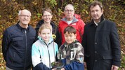 Tauchten mit Kindern in den „Maulbeerbaum“-Wald ein – -Ortschef Fürst, Direktorin Hinterholzer, ...