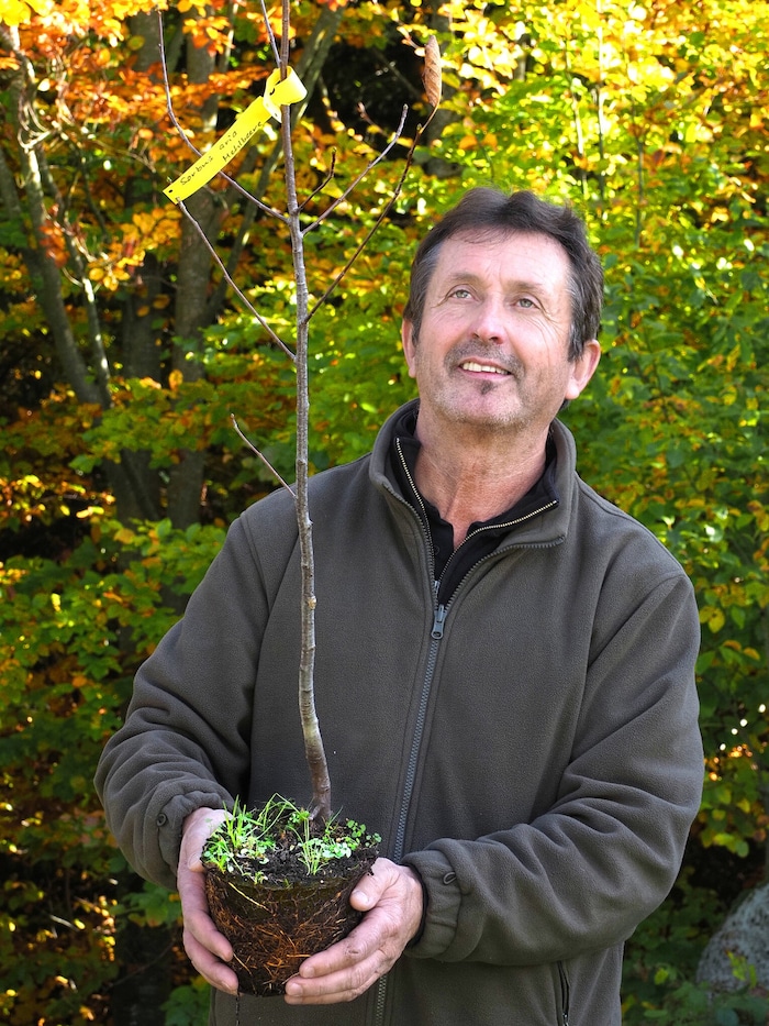 Gerhard Blabensteiner mit dem Bäumchen der Hoffnung.
