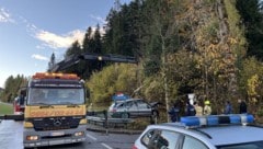 Die Feuerwehr musste das Dach aufschneiden. 