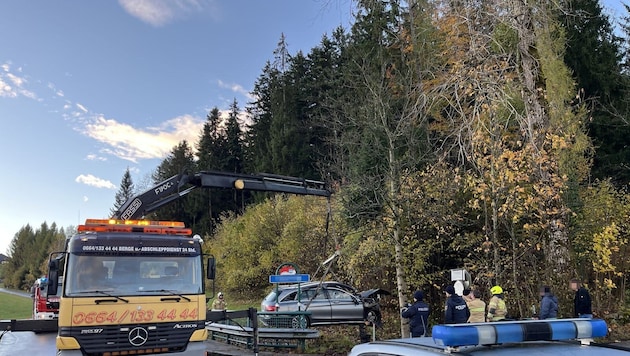 Die Feuerwehr musste das Dach aufschneiden.