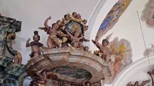 Eine Figur mit Federschmuck steht auf der Kanzel in Gurnitz für Amerika (links am Foto); drei ...