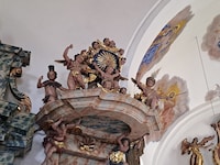 Eine Figur mit Federschmuck steht auf der Kanzel in Gurnitz für Amerika (links am Foto); drei ...