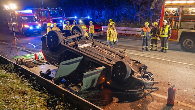 Das Fahrzeug blieb auf dem Dach liegen.