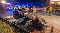 Das Fahrzeug blieb auf dem Dach liegen.