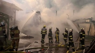 Mehrere Gebäude brannten in der Ortschaft bereits nieder.