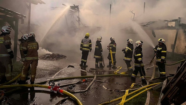 Mehrere Gebäude brannten in der Ortschaft bereits nieder.