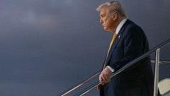 US-Präsident Donald Trump nach seiner Landung in Japan