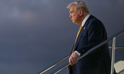 US-Präsident Donald Trump nach seiner Landung in Japan