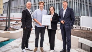 Die RLB Tirol-Vorstände Christof Splechtna (li.) und Thomas Wass (r.) freuen sich über die ...