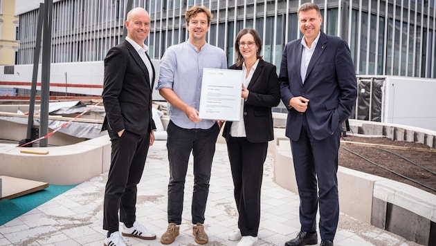 Die RLB Tirol-Vorstände Christof Splechtna (li.) und Thomas Wass (r.) freuen sich über die ...