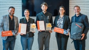 Magdalena Kern (2. v. li.) und Vinzent Hofinger (Mitte) holten sich beim Wettbewerb in Linz die ...