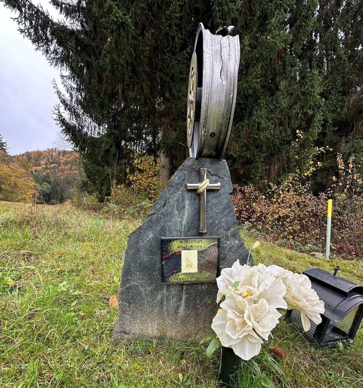 Erinnerung für Familie und Freunde, Mahnung für Verkehrsteilnehmer sind Marterln, die nach ...