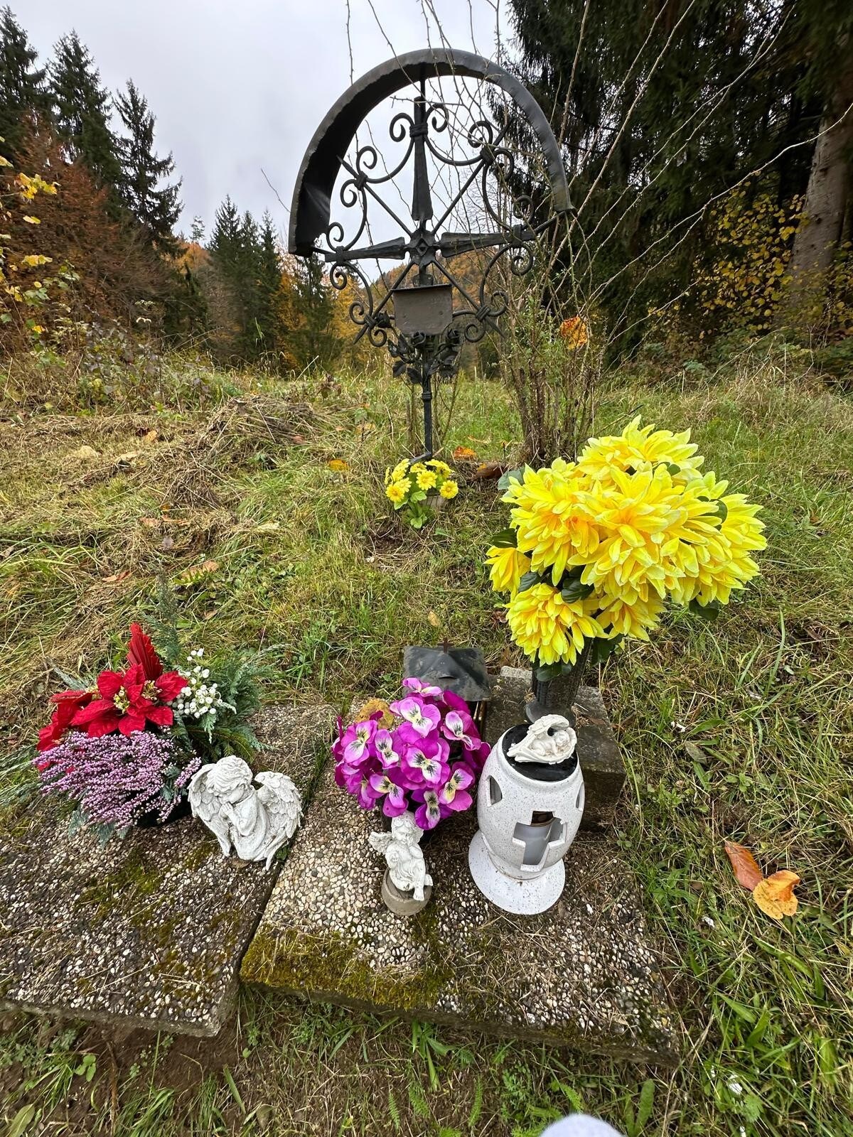 Ein Kreuz, Blumen, Kerzen, Engerln: Wie auf einem Friedhof entstehen auch bei Unfallstellen ...