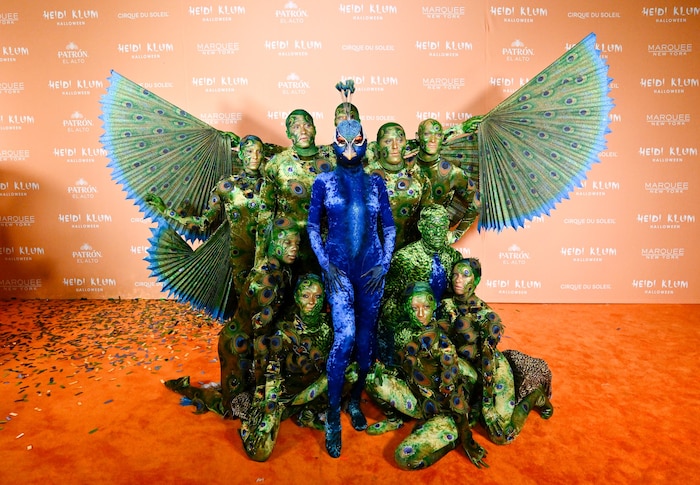 Heidi Klum mit Akrobaten des Cirque de Soleil als eleganter Pfau.