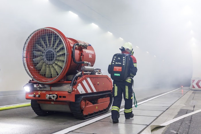 Mit Spezialmaschinen wurde der Rauch aus dem Tunnel geblasen.
