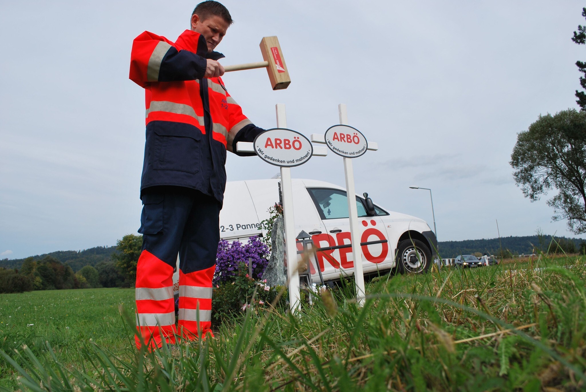 Der ARBÖ erinnert alljährlich rund um Allerheiligen mit weißen Kreuzen am Straßenrand an die ...