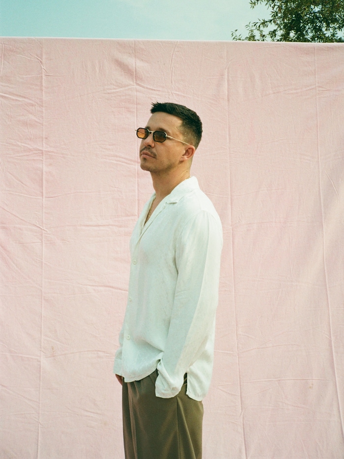 Nico Santos kehrt für das Video zu „Pinienbäume“ auf seine mallorquinischen Wurzeln zurück – ...