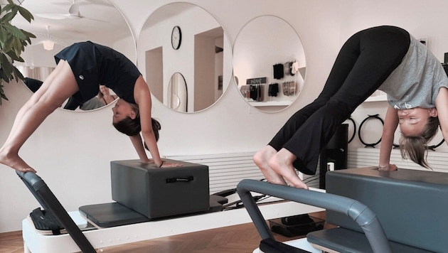 Reformer Pilates: Auf einer beweglichen Plattform werden verschiedene Übungen durchgeführt.