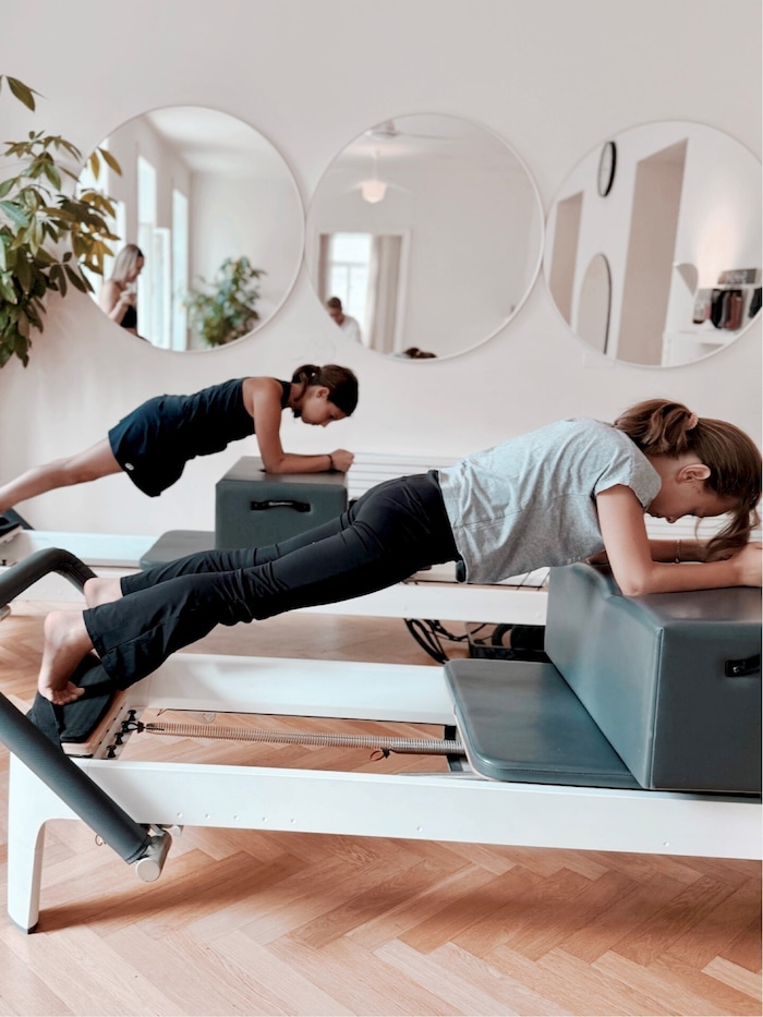 Reformer Pilates bietet ein effektives Ganzkörpertraining.