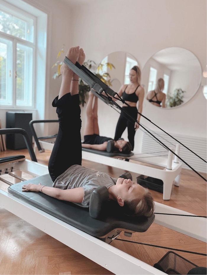 Mit Seilen und Federn wird ein Widerstand erzeugt, der sich individuell einstellen lässt.