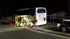 Der Reisebus verlor zwei Reifen auf der Bundesstraße.