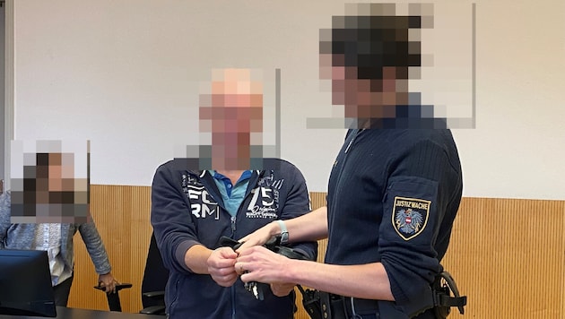 Der angeklagte Familienvater streitet alle Vorwürfe ab – die Beweise allerdings sprechen eine ...